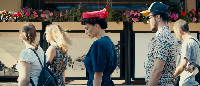 Даша Астаф'єва в ретро-образі насолодилася київською перепічкою (відео)